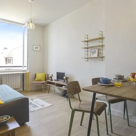 Charming 1br Flat With Sea View At The Heart Of - Welkeys Apartment Biarritz