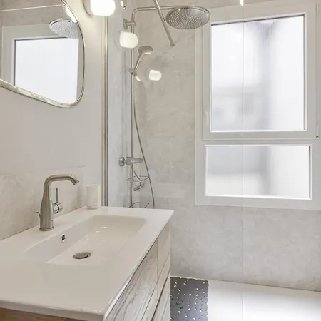 Charming 1br Flat With Sea View At The Heart Of - Welkeys Biarritz